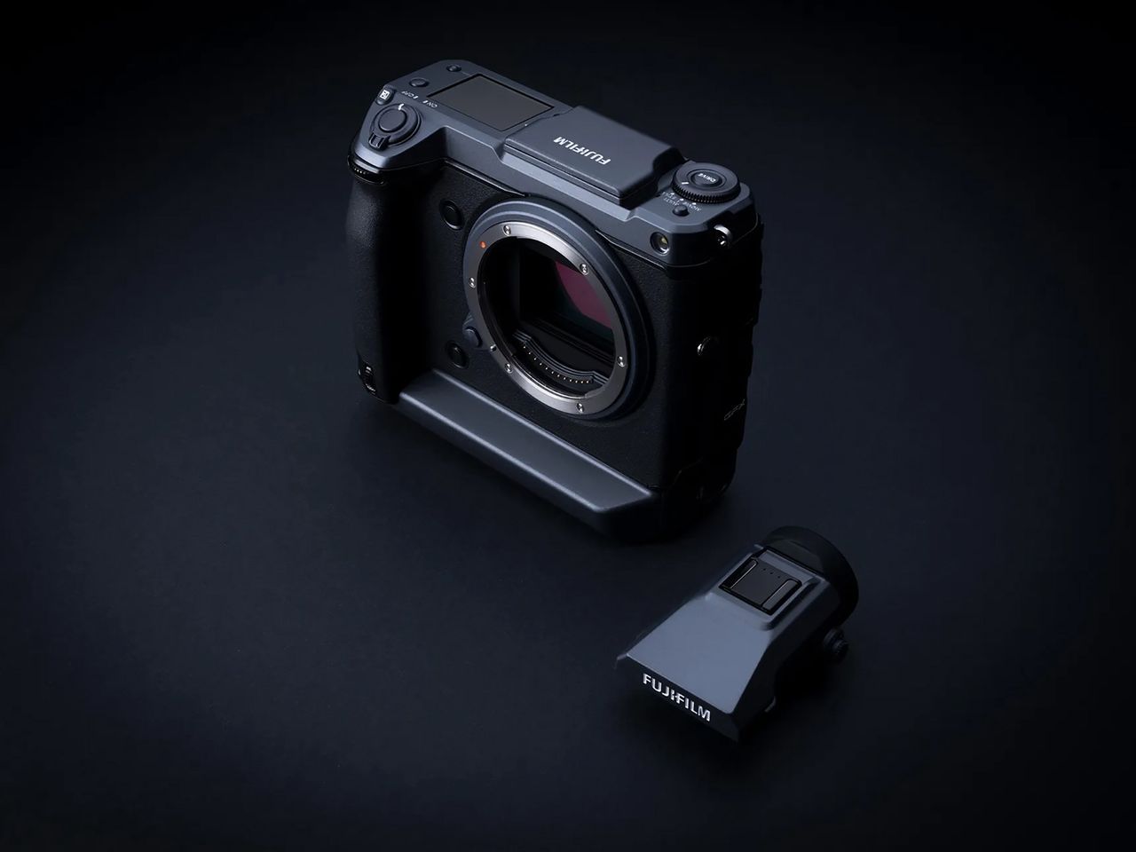 Fujifilm GFX 100 to jedyny model średnioformatowy w ofercie producenta, który ma wbudowany grip.