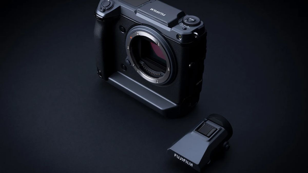 Fujifilm GFX 100 to jedyny model średnioformatowy w ofercie producenta, który ma wbudowany grip.