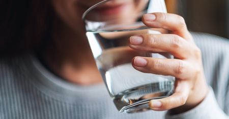 Kranówka, mineralna i źródlana. Wiesz, która z nich jest najzdrowsza?