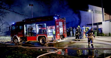 Małopolskie. Pożar hali w Kętach wypełnionej belami z papierem. Słup ognia był bardzo wysoki