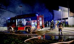 Małopolskie. Pożar hali w Kętach wypełnionej belami z papierem. Słup ognia był bardzo wysoki