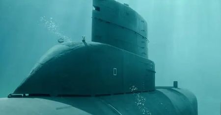 Dowodził okrętem z rakietami i nagrywał film dla dorosłych. Został zwolniony