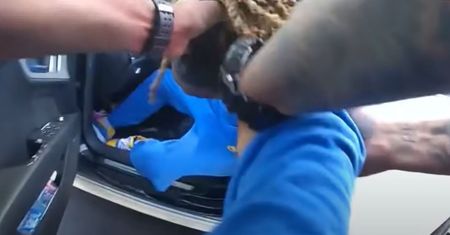 Policjanci wywlekli sparaliżowanego mężczyznę z auta. Wyciekło nagranie