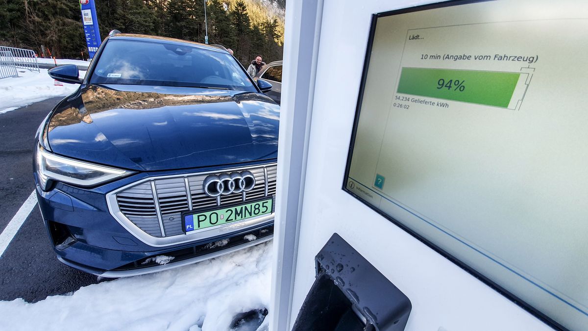 Stosunek liczby ładowarek do liczby samochodów elektrycznych w Polsce nie przedstawia się źle, jednak punkty ładowania skupione są w dużych miastach.