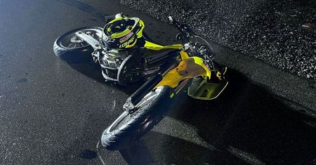 Kierująca renaultem włączała się do ruchu, doprowadziła do zderzenia z motocyklem. 16-latek zginął na miejscu
