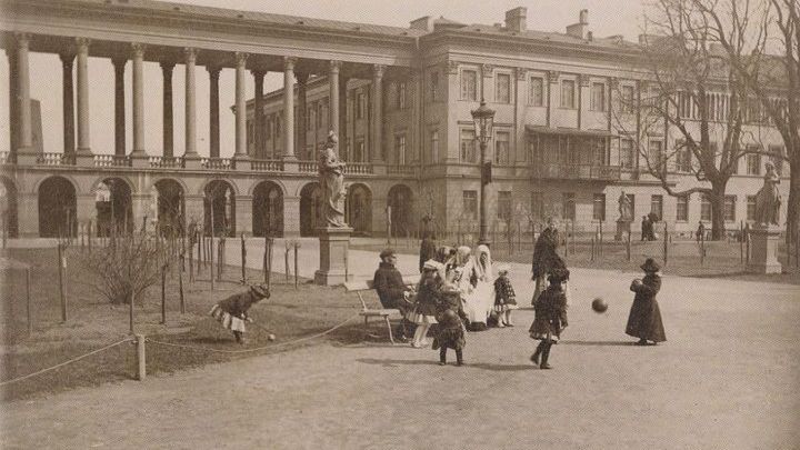 Warszawa. Od 1944 roku po budowli, zburzonej przez Niemców po Powstaniu Warszawskim, pozostał jedynie fragment, w którym jest Grób Nieznanego Żołnierza