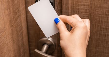 Nocujesz w hotelu? Zrób to od razu po wejściu do pokoju