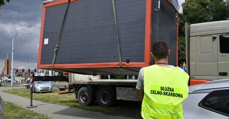 Nielegalny hazard odjechał na ciężarówce. Automaty przy ul. Abramowickiej zamknięte. Wideo z akcji
