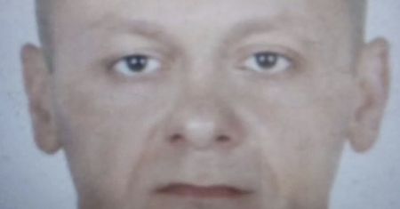 Ostrów Mazowiecka. Tragiczny wypadek, śmierć 2 osób. Ściga go policja