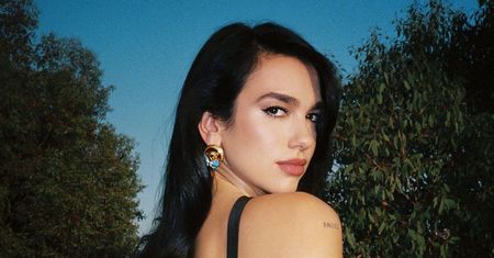 Dua Lipa skradła show. Przód sukni wbija w fotel