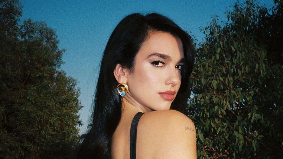 Dua Lipa w czarnej sukience z wycięciami / Instagramcom/dualipa