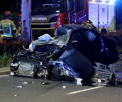 Koszmarny wypadek we Wrocławiu. Samochód wbił się w latarnię