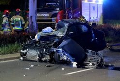 Koszmarny wypadek we Wrocławiu. Samochód wbił się w latarnię