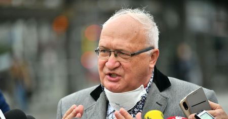No i stało się. Prof. Simon musiał dostać ochronę