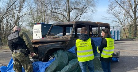 Chciał przewieźć spalony wrak. Od razu wzbudził zainteresowanie straży