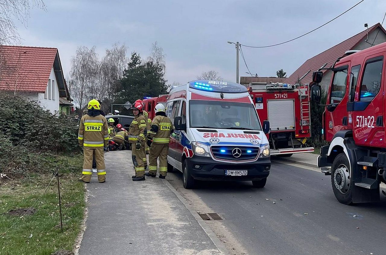 Dramat na Dolnym Śląsku. Auto przygniotło kobietę i dwoje dzieci