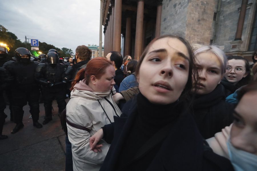 Russian policemen prepare to detain participants of an unauthorised protest against the partial mobilisation due to the conflict in Ukraine, in central St. Petersburg, Russia, 21 September 2022. Russian President President Putin has signed a decree on partial mobilization in the Russian Federation, with mobilization activities starting on 21 September. Russian citizens who are in the reserve will be called up for military service. On 24 February 2022 Russian troops entered the Ukrainian territory in what the Russian president declared a 'Special Military Operation', starting an armed conflict that has provoked destruction and a humanitarian crisis. EPA/ANATOLY MALTSEV Dostawca: PAP/EPA.