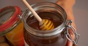 Pszczelarz mówi, gdzie trzymać miód. Przez częsty błąd stanie się bezwartościowym słodzikiem
