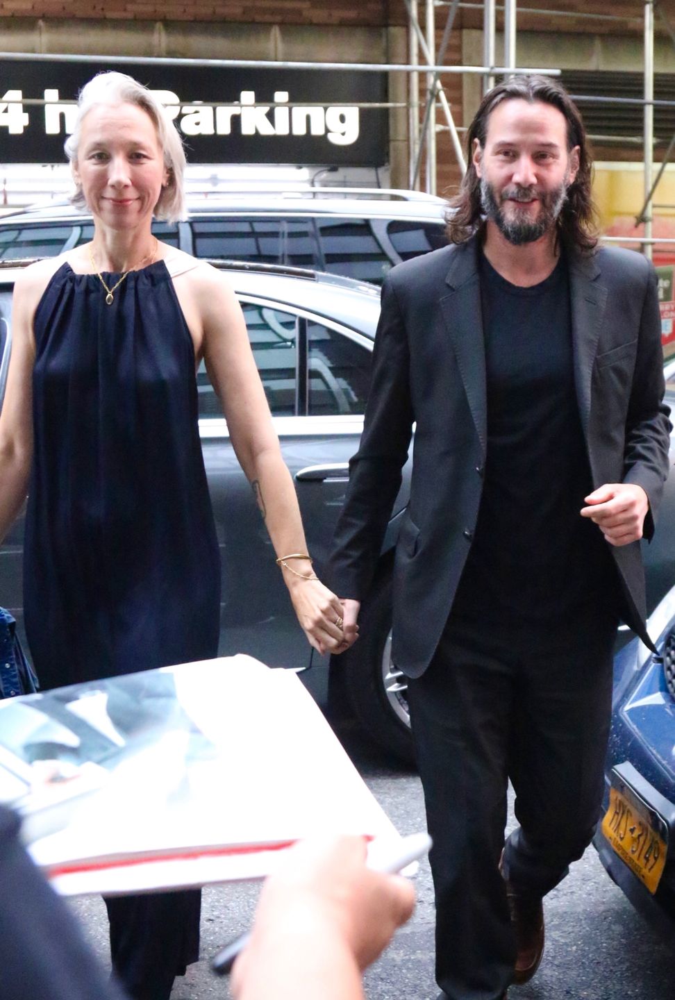 Keanu Reeves i Alexandra Grant maszerują na Broadway, trzymając się za ręce