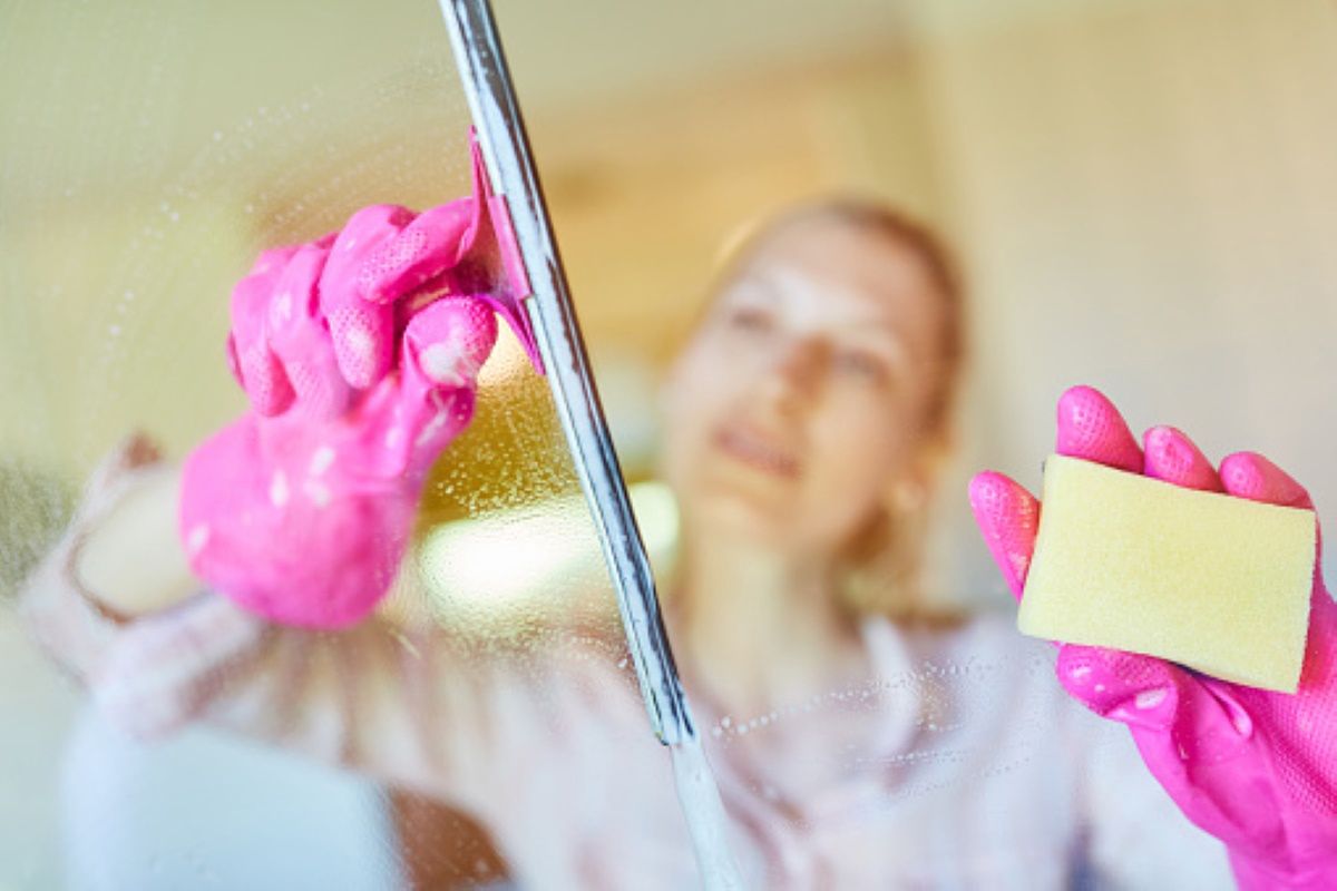 Te triki sprawią, że mycie okien będzie dziecinnie proste. Znasz najlepsze metody?