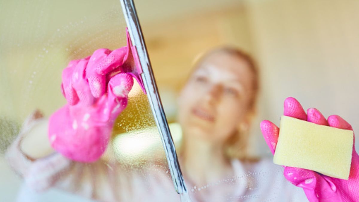 Mycie okien nastręcza ci mnóstwo trudności? Oto sposoby, jak możesz robić to szybciej i wydajniej