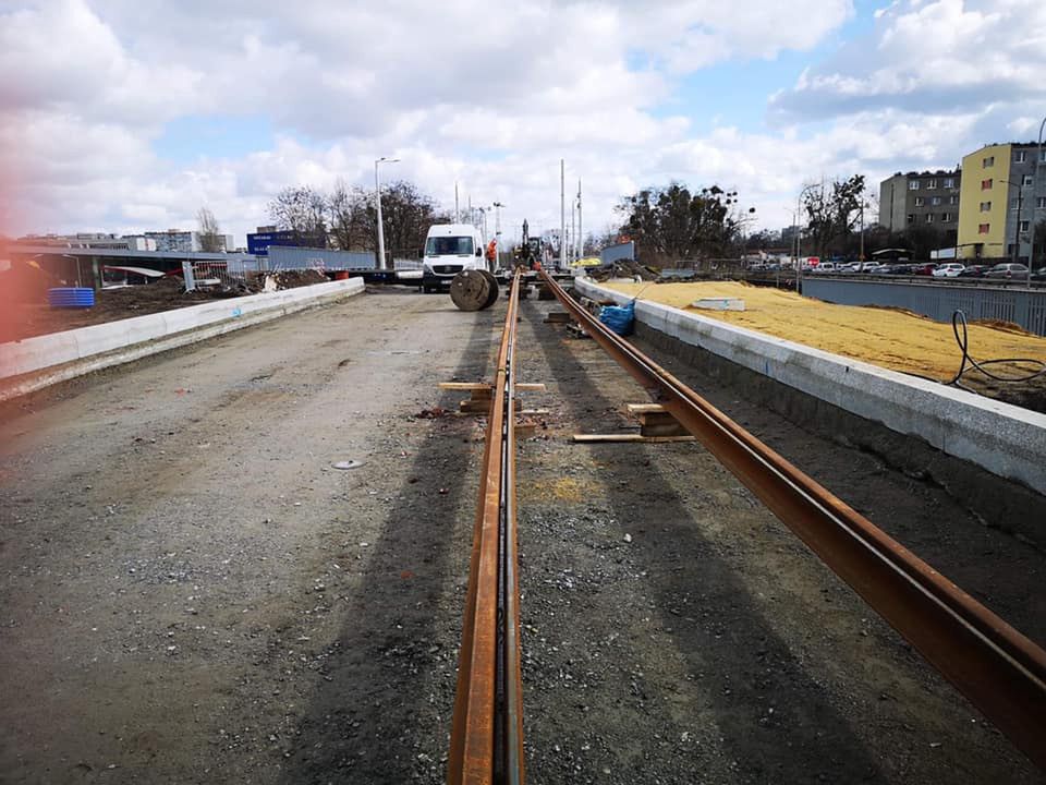 Wrocław. Tramwaj na Nowy Dwór coraz bliżej. Trwa układanie torowiska na wiadukcie