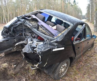 19-latek roztrzaskał się w rowie. Bmw skasowane