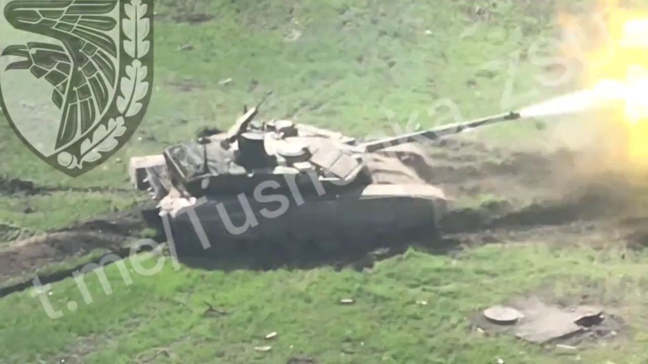 Rosyjski czołg T-90M chwilę przed zniszczeniem w okolicy Bachmutu.