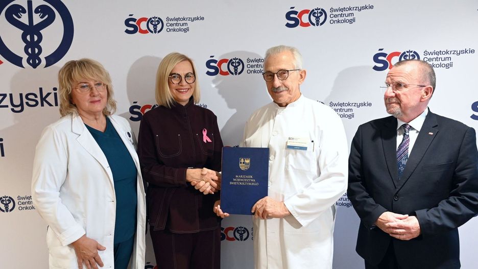 Marszałek Renata Janik oraz wicemarszałek Marek Bogusławski podpisali umowę z profesorem Stanisławem Góździem, dyrektorem Świętokrzyskiego Centrum Onkologii. Obok również doktor Jolanta Smok-Kalwat, zastępca dyrektora do spraw klinicznych.