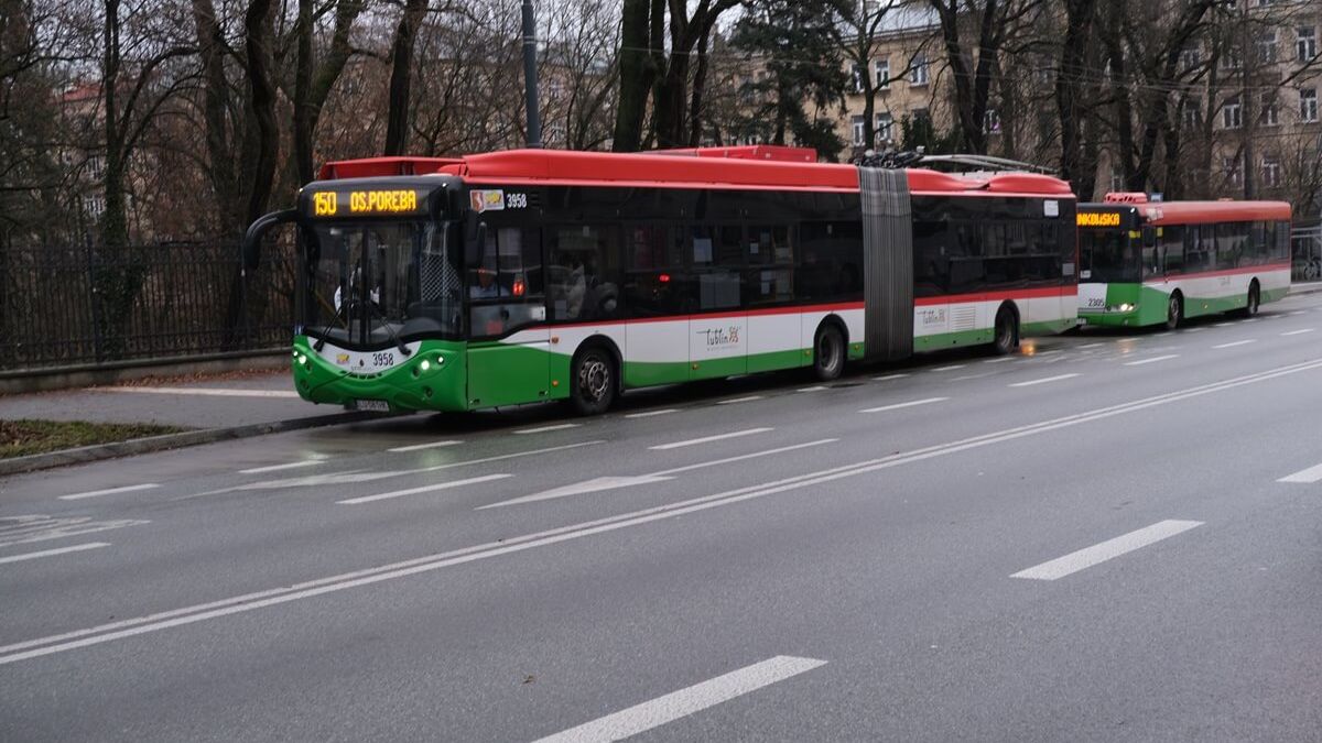 Autobusy na przystanku przy Ogrodzie Saskim