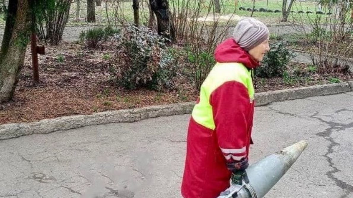 Starsza kobieta sprzątała park po rosyjskim ostrzale
