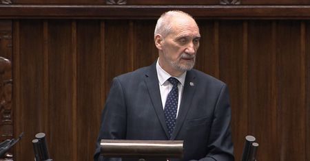 Bosak wyłączył mikrofon. "Proszę zejść z mównicy"