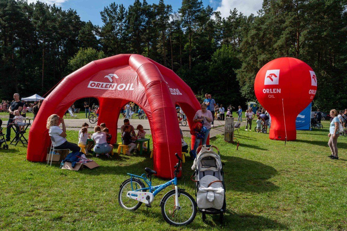 Podczas warsztatów kreatywnych w namiocie ORLEN OIL dzieci uczyły się zasad ruchu drogowego