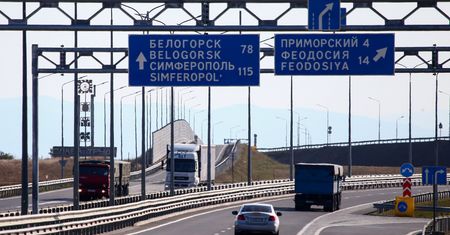 Ukraińcy demontują znaki. "Pomóżmy im pójść prosto do piekła"