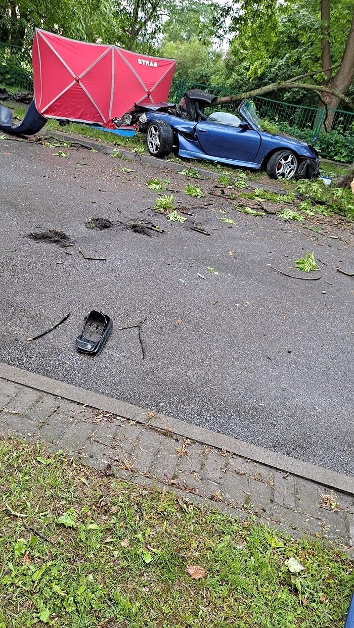 Porsche rozbiło się na drzewie w Kocku
