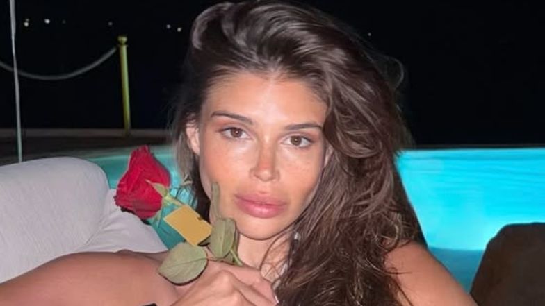 Anna Markowska pozuje topless z rzeźbą w ręku