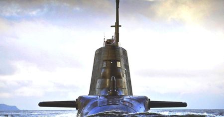 Atomowy okręt podwodny wyłonił się tuż obok. Jasny sygnał dla Rosjan