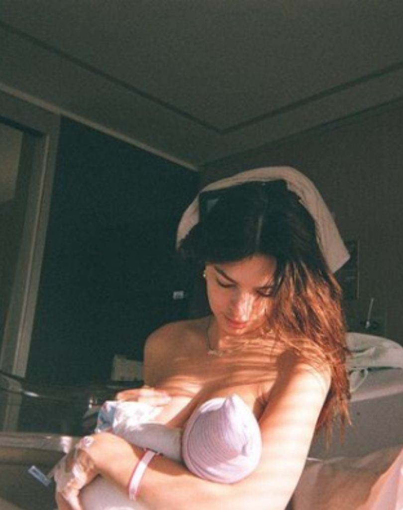 Emily Ratajkowski karmi potomka piersią