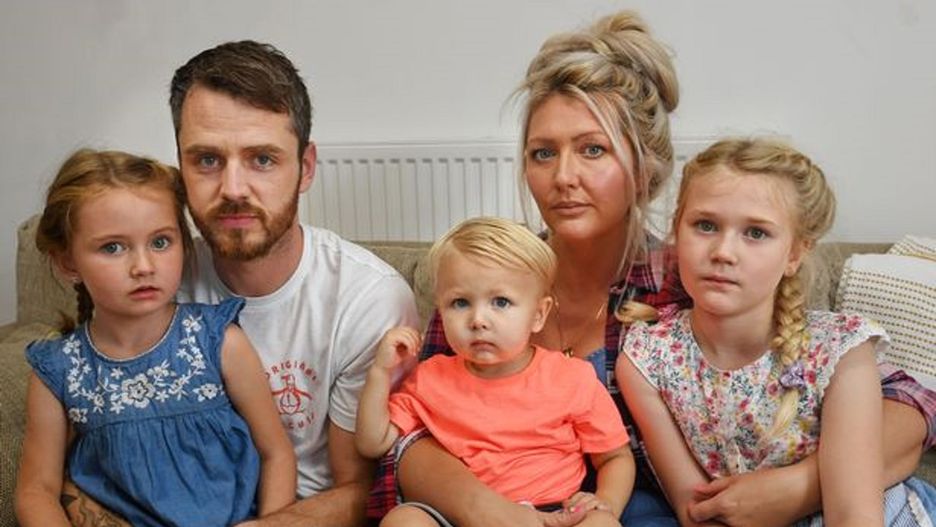 Richard Holt i Lara Wilcocks z dziećmi