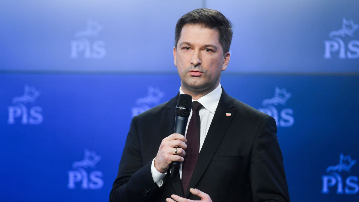 Sylwester Tułajew podczas konferencji prasowej