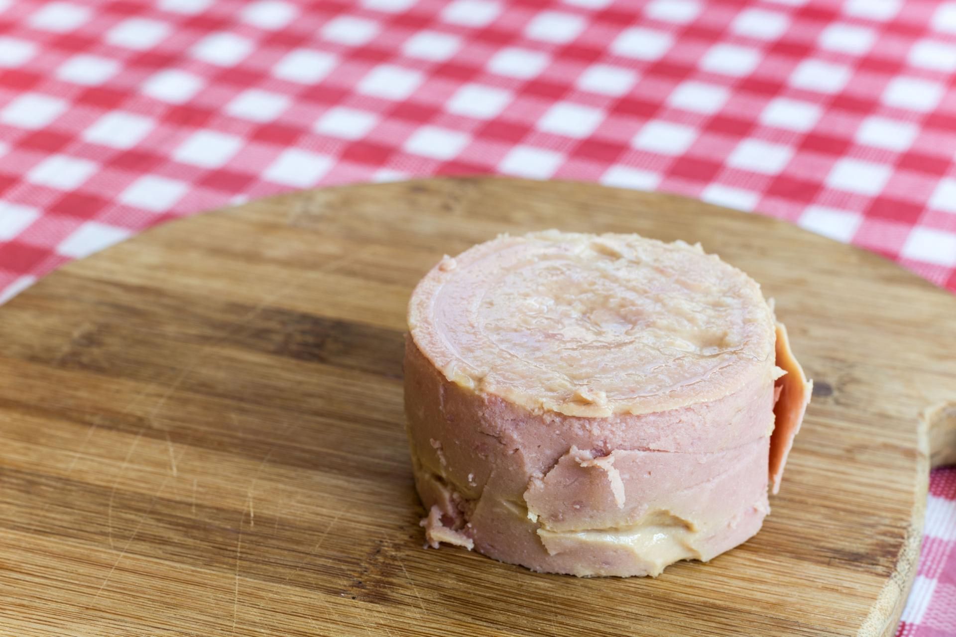 Spożywanie konserw wiąże się z możliwością zakażenia pałeczką jadu kiełbasianego