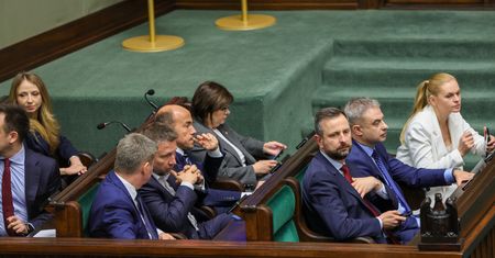 1000 zł dodatku do pensji. Sejm zdecydował