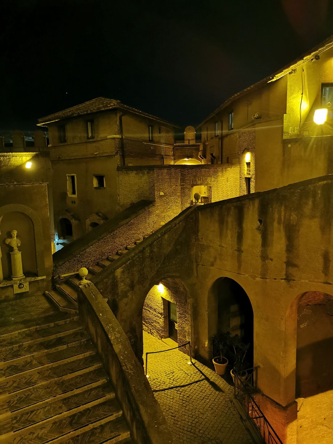 Imponująca budowla kryje tajemnicze wnętrza