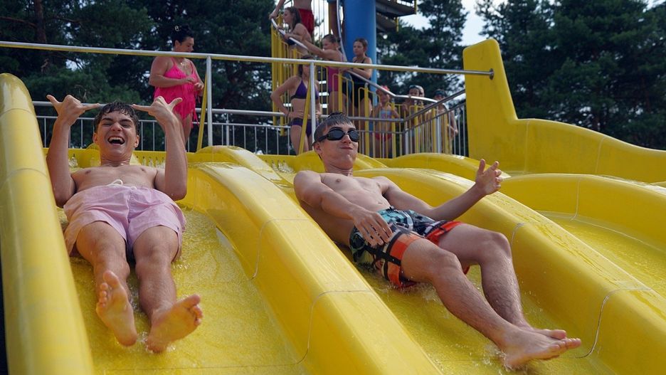 Mieszkańcy Bukowna i okolic świetnie bawią się na otwartym kąpielisku