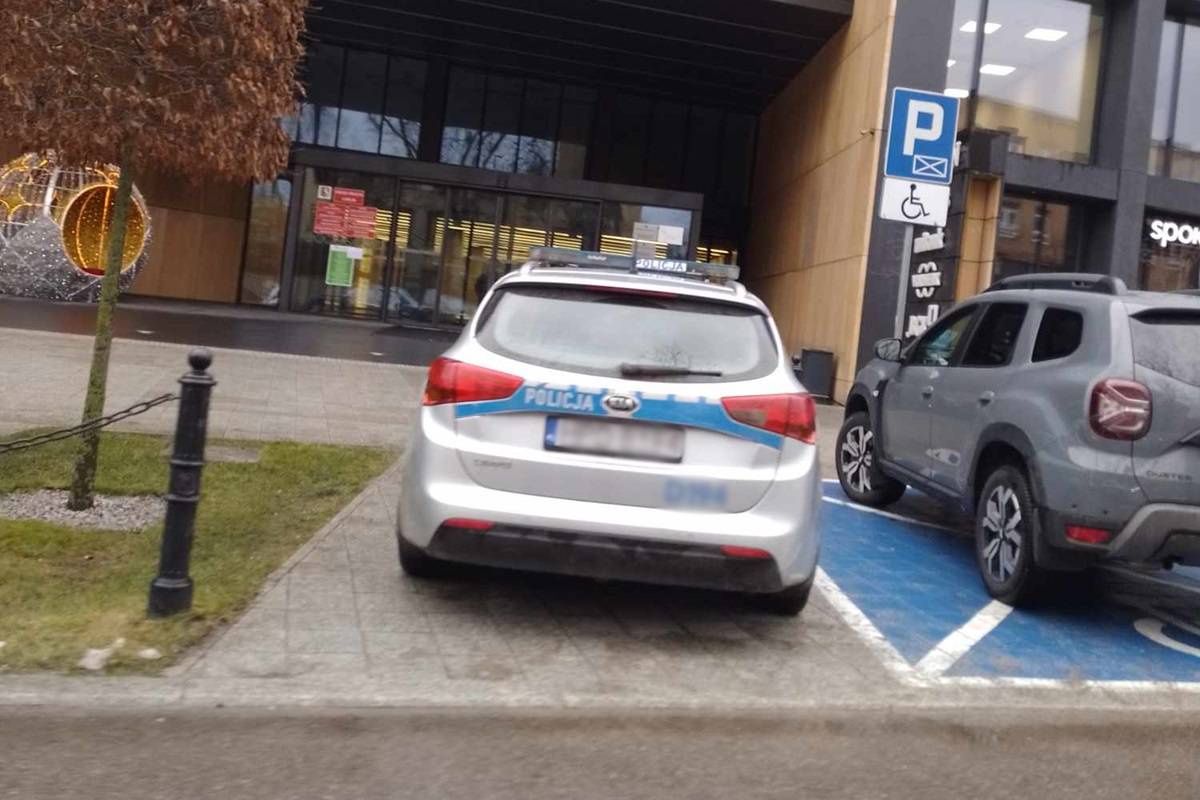Radiowóz pilnujący Konsulat Generalny Ukrainy w Lublinie przy ul. Spokojnej
