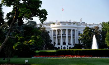Biały Dom zamknął drzwi przed trzema redakcjami. CNN, Politico i MS NOW idą do sądu