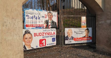 Lublin walczy z banerami. Wieszają nawet na zabytkach