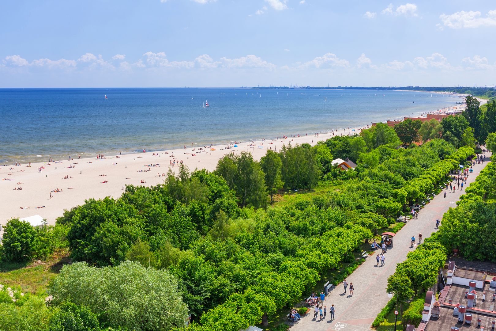 Plaża w Sopocie w słoneczny dzień 