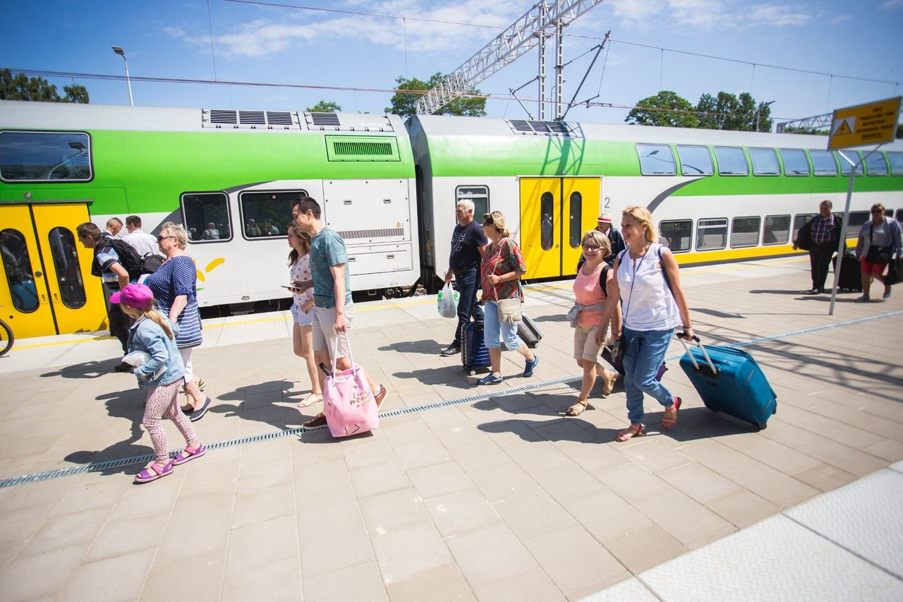 Liczby nie kłamią. Podróżni na Pomorzu coraz chętniej wybierają kolej