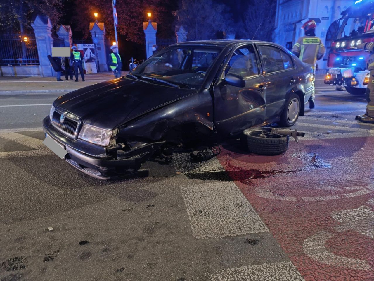 Lublin: Skoda uderzyła w sygnalizator na al. Racławickich. Kierowca nie potrafił wyjaśnić, co się stało
